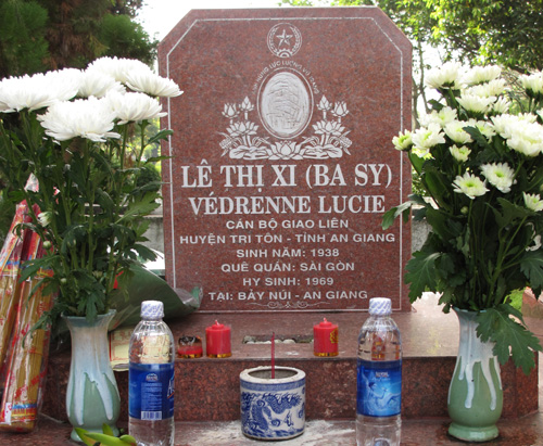Mộ cô Ba Sy trong nghĩa trang liệt sĩ 