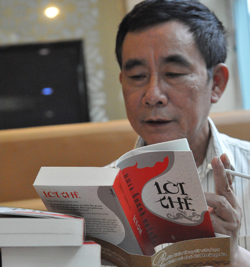 Nhà văn Nguyễn Quang Vinh cùng cuốn Lời thề 