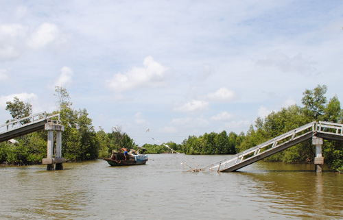 Cầu Kênh Cóc đã sập xuống sông