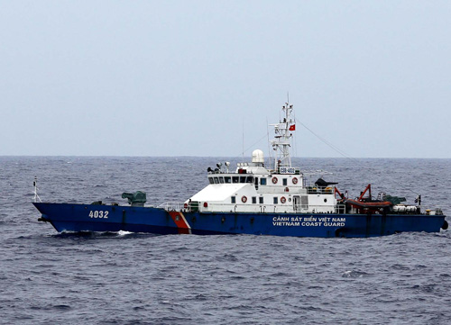 Tàu Cảnh sát biển Việt Nam thực thi pháp luật trên biển Đông