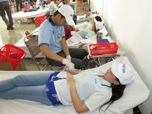 Hơn 500 công nhân hiến máu tình nguyện 