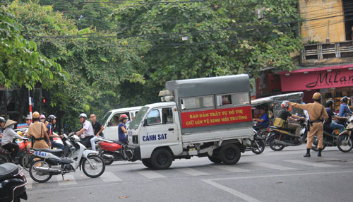 Lửa thiêu rụi kho phụ tùng xe máy gần bệnh viện