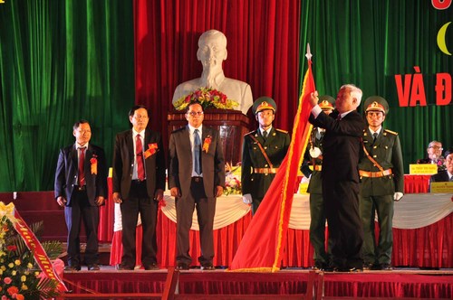  Phó chủ tịch Quốc hội Uông Chu Lưu làm thủ tục trao Huân chương Độc lập hạng 3 cho huyện An Lão
