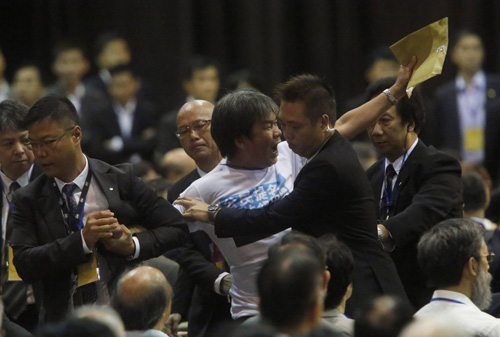 Nhà lập pháp Hồng Kông Trường Mao bị cảnh sát lôi kéo khi phản đối đại diện của Bắc Kinh ngày 1.9 - Ảnh: Reuters