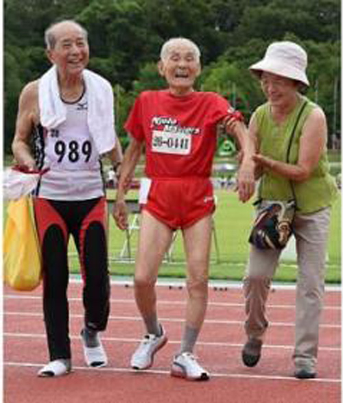 Ông Hidekichi Miyazaki cùng con gái (bên phải) và một vận động viên cao tuổi khác 