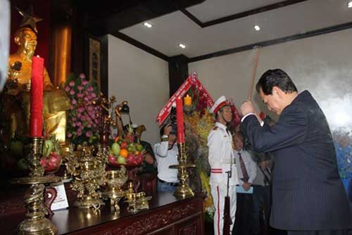 Thủ tướng Nguyễn Tấn Dũng dâng hương tưởng niệm Chủ tịch Hồ Chí Minh - Ảnh: VGP/Đỗ Cường