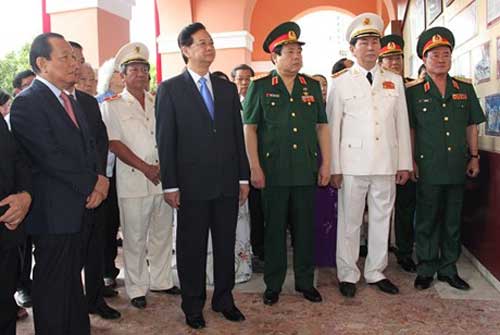 Thủ tướng Chính phủ Nguyễn Tấn Dũng tham quan Triển lãm ảnh - Ảnh: VGP/Đỗ Cường