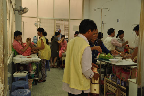 Mặc dù số lượng bệnh viện ở TP.HCM gia tăng nhanh, nhưng nhiều bệnh viện vẫn quá tải trầm trọng - Ảnh: Thanh Tùng