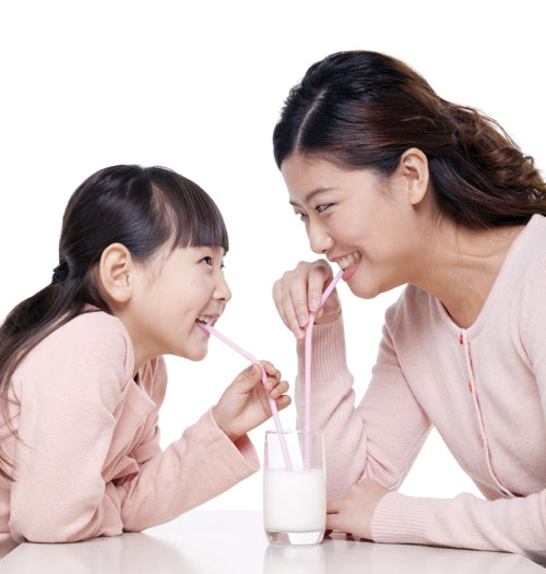 Nên tạo điều kiện để giúp trẻ vui uống sữa chủ động mỗi ngày hơn là ép hay dọa nạt - Ảnh: ShutterStock