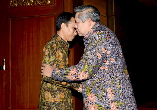 Tổng thống sắp mãn nhiệm của Indonesia, ông Sisilo Bambang Yudhoyono (phải) gặp Tổng thống tân cử Joko Widodo để bàn việc chuyên giao chính quyền.  Tiến sĩ Yudhoyono đang được nhiều tổ chức quốc tế mời làm việc - Ảnh: AFP
