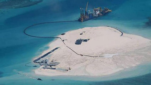 Trung Quốc đã ngang nhiên biến đá Gạc Ma thành đảo trắng - Ảnh: AFP