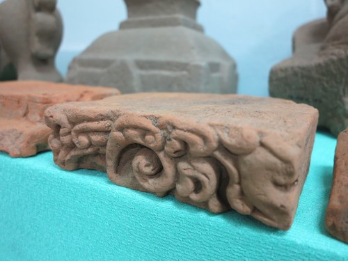Gạch gốm xưa với những hoa văn tinh tế
