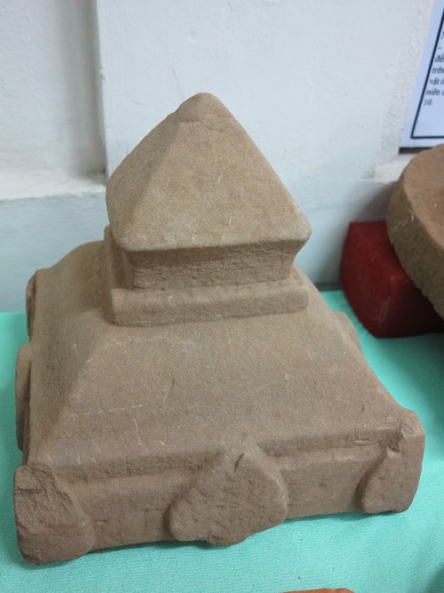 Chóp tháp góc được tìm thấy trong quá trình khảo cổ