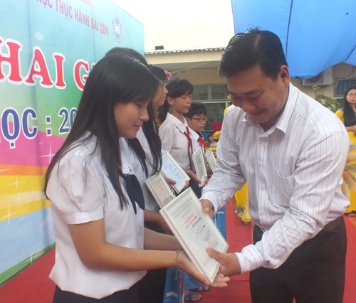 Đại diện Báo Thanh Niên trao học bổng cho học sinh - Ảnh: Hải Nam