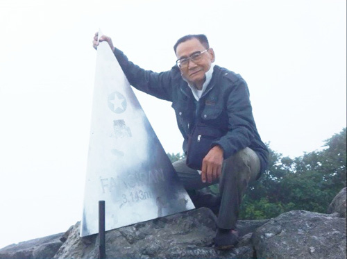 Cụ Huỳnh Văn Ráng tại đỉnh Fansipan - Ảnh: VIETKINGS