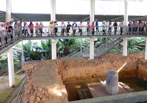 Di tích Cát Tiên đón nhiều đoàn học sinh trong và ngoài tỉnh đến tham quan - Ảnh: Lương Minh