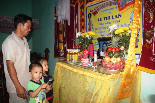 Cha con anh Trần Minh Duy trước bàn thờ chị Lan – người tủ vong sau khi ăn 1 tô mì gà