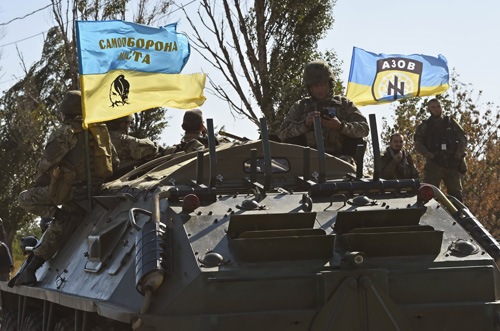 Lính Ukraine canh gác tại một chốt kiểm soát ở ngoại ô Mariupol - Ảnh: AFP