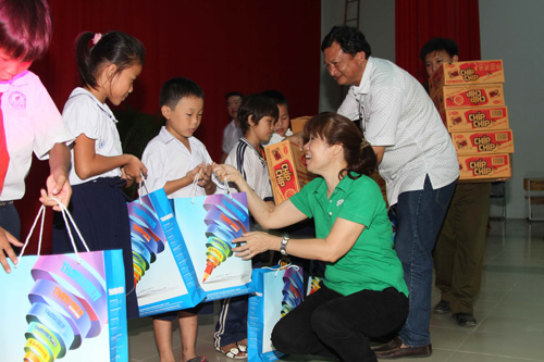 Đại diện Báo Thanh Niên và đơn vị tài trợ trao quà trung thu tặng trẻ em huyện biên giới Tri Tôn, An Giang - Ảnh: Khả Hòa