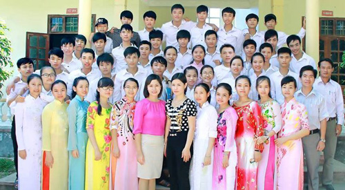 Học sinh lớp 12A4 và giáo viên của Trường THPT Yên Thành 2 - Ảnh: Phạm Đức