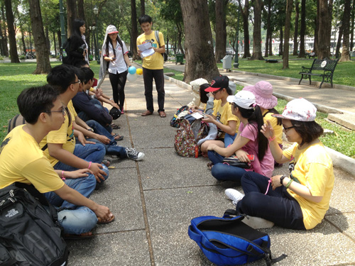 SV Trường ĐH Ngoại thương (cơ sở 2, TP.HCM) học nhóm tại công viên - Ảnh: Lê Thanh