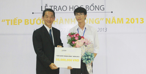 Ông Hirofumi Kishi, TGĐ Công ty TNHH Sapporo Việt Nam, trao học bổng cho SV Kiều Quang Tuấn trong chương trình “Tiếp bước thành công” năm 2013  - Ảnh: Minh Đức