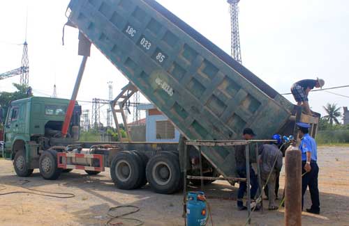 Chiếc xe tải được cơi thêm 1,45 m thành thùng đang bị cắt hạ d