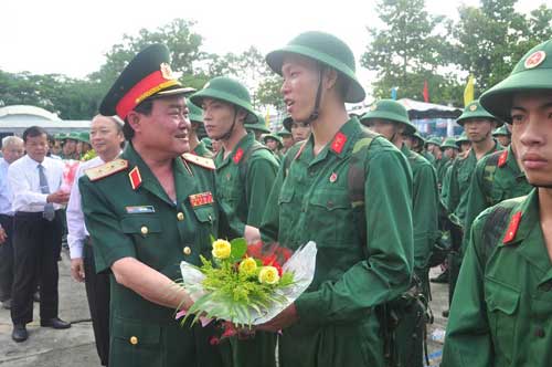 Trung tướng Trần Đơn, Tư lệnh Quân khu 7 động viên thanh niên tỉnh Tây Ninh lên đường nhập ngũ bảo vệ Tổ quốc - Ảnh: Xuân Giang