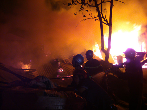 Lực lượng chữa cháy tìm cách tiếp cận, dập lửa khống chế đám cháy
