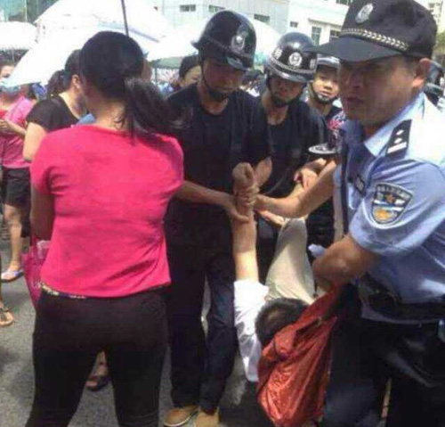 Cảnh sát bắt người biểu tình ở Bác La - Ảnh: S1.djyimg.com