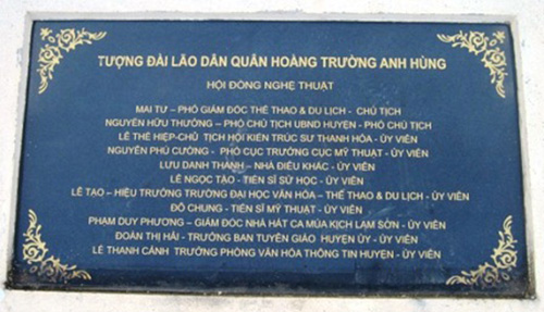 Đài tưởng niệm Lão dân quân Hoằng Trường anh hùng có biển ghi rõ tên tượng kèm nhà tài trợ, đơn vị thi công và toàn bộ hội đồng duyệt tượng - Ảnh: T.B