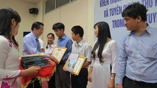 Ông Nguyễn Văn Toàn, Giám đốc Đại học Huế tuyên dương thủ khoa, sinh viên đạt giải quốc gia