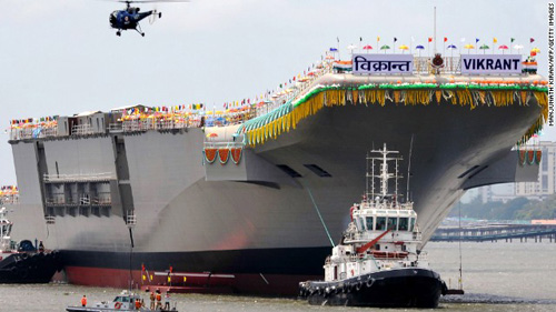 Tàu sân bay đầu tiên do Ấn Độ tự đóng INS Vikrant được hạ thủy tháng 8.2013. Chính quyền của tân Thủ tướng Narendra Modi đang tiến hành một loạt dự án hiện đại hóa quốc phòng, trong đó có việc nới bỏ lệnh cấm các tập đoàn vũ khí nước ngoài đang bị điều tra hối lộ - Ảnh: AFP