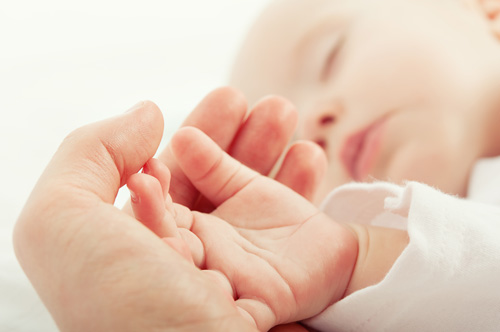 Với những cặp vợ chồng hiếm muộn, có được đứa con là niềm ao ước rất lớn của họ - Ảnh: Shutterstock