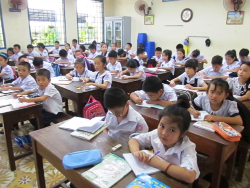 Lãnh đạo TP.Đà Nẵng hy vọng vào năm 2016, khi 100% học sinh tiểu học được học 2 buổi một ngày sẽ làm giảm áp lực dạy thêm, học thêm - Ảnh: Diệu Hiền