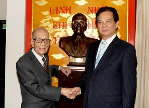 Thủ tướng Nguyễn Tấn Dũng và Giáo sư, Anh hùng lao động Vũ Khiêu