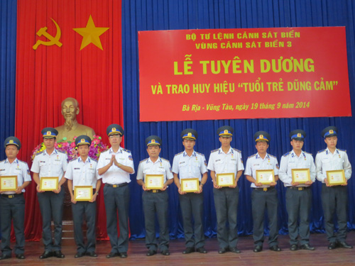 Thiếu tướng Tương gắn huy hiệu “Tuổi trẻ dũng cảm” cho cán bộ, chiến sĩ Vùng Cảnh sát biển 3