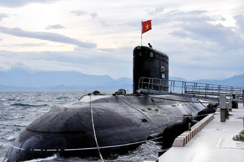 Các tàu ngầm được neo cẩn thận tại cảng của Lữ đoàn 189 trong căn cứ Cam Ranh (Khánh Hòa)