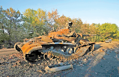 Một xe tăng của quân đội Ukraine bị phá hủy tại miền đông nước này - Ảnh: Reuters