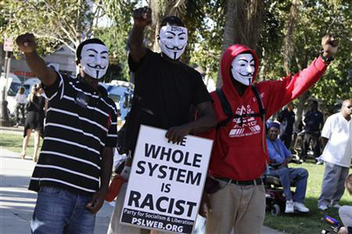 Một cuộc diễu hành phản đối cái chết của Michael Brown và cả Trayvon Martin - Ảnh: Reuters