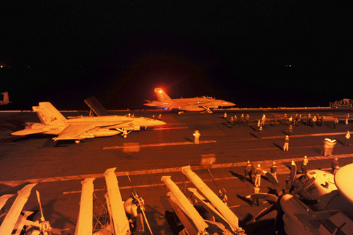 Các chiến đấu cơ Mỹ chuẩn bị xuất kích từ tàu sân bay USS George H.W.Bush tấn công IS  - Ảnh: Reuters