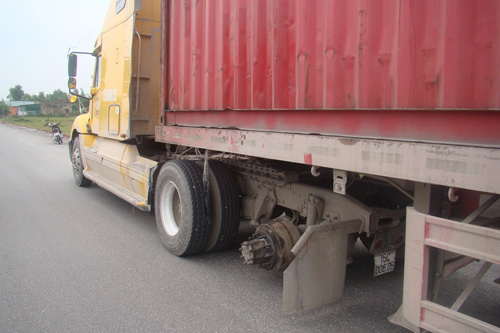 Chiếc xe  container bị ra bánh tại hiện trường và hai bánh xe bị văng ra đã được công an thu giữ