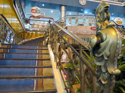 Cầu thang từ tầng trệt dẫn lên tầng 1 được thiết kế rất đẹp và thẩm mỹ phù hợp với lịch sử phát triển hơn 130 năm của thương xá Tax