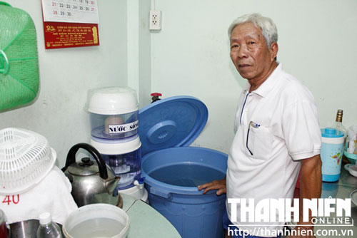 Ông Trần Văn Mua phải sử dụng cách lọc và nấu nước mới có thể sử dụng được
