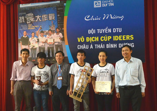 Lãnh đạo Trường ĐH Duy Tân chúc mừng những sinh viên đoạt giải nhất tại IDEERS châu Á - Thái Bình Dương - Ảnh: Nguyễn Hà