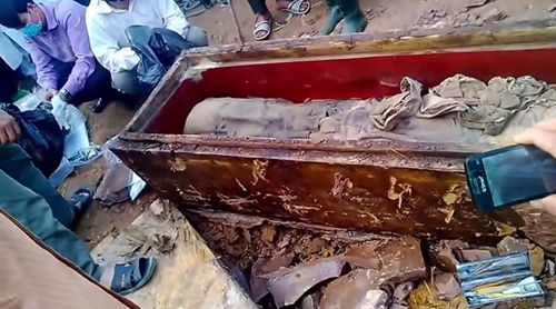 Cận cảnh cuộc khai quật  ngôi mộ cổ  - Ảnh: chụp từ clip