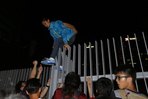 Sinh viên leo rào vào trụ sở chính quyền Hồng Kông đêm 26.9 - Ảnh: Reuters