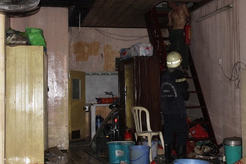 Tầng trệt của căn nhà đã được chuyển ít đồ ra ngoài, cơ quan chức năng cùng người dân đang chữa cháy