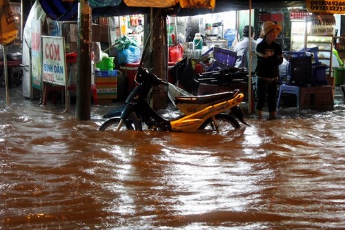 Nước ngập tại đường Kinh Dương Vương (đoạn gần bến xe Miền Tây)