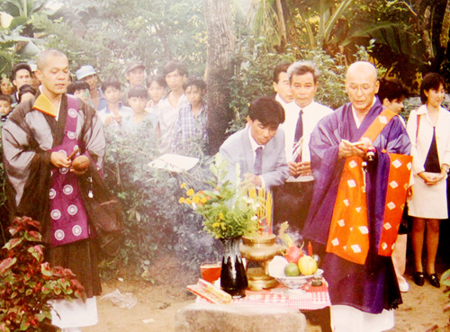 Lễ cầu siêu các thương nhân Nhật Bản năm 1991 - Ảnh: tư liệu của Trung tâm Quản lý bảo tồn di sản văn hóa TP.Hội An